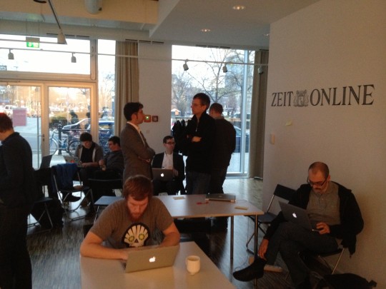 Foto 3 Hackday Eindrücke - Teilnehmer mit Laptops
