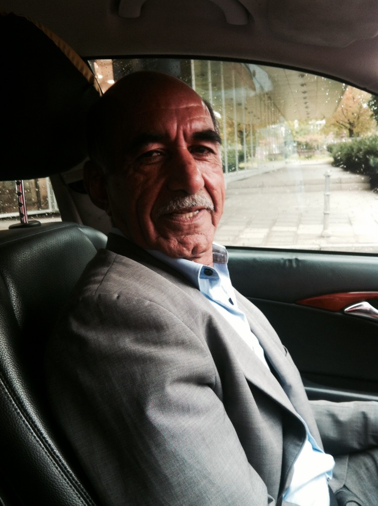 Hello Frankfurt: Hayatullah Hayat bringt mich ins Hotel. In Afghanistan war er Lehrer. In Deutschland fährt er Taxi. Er hat drei Kinder und drei Enkel.