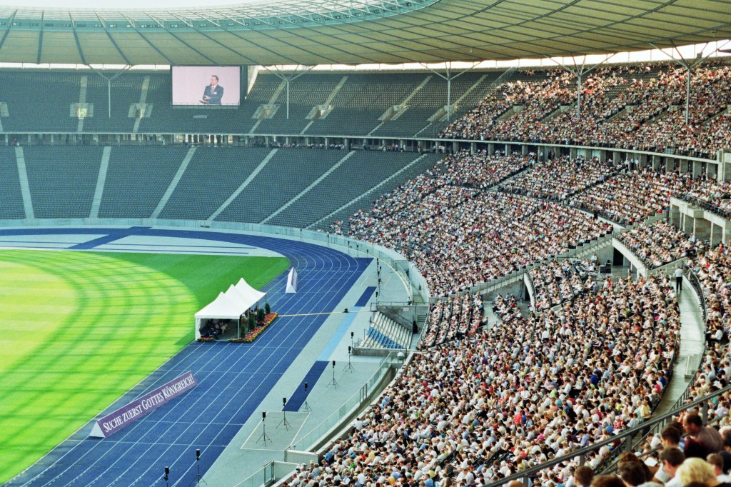 Mit den Zeugen Jehovas im Berliner Olympiastadion (© Roman Ehrlich)