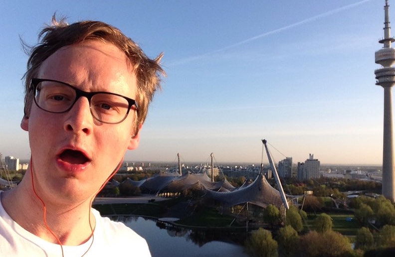 Florian Kessler über dem Münchner Olympiastadion