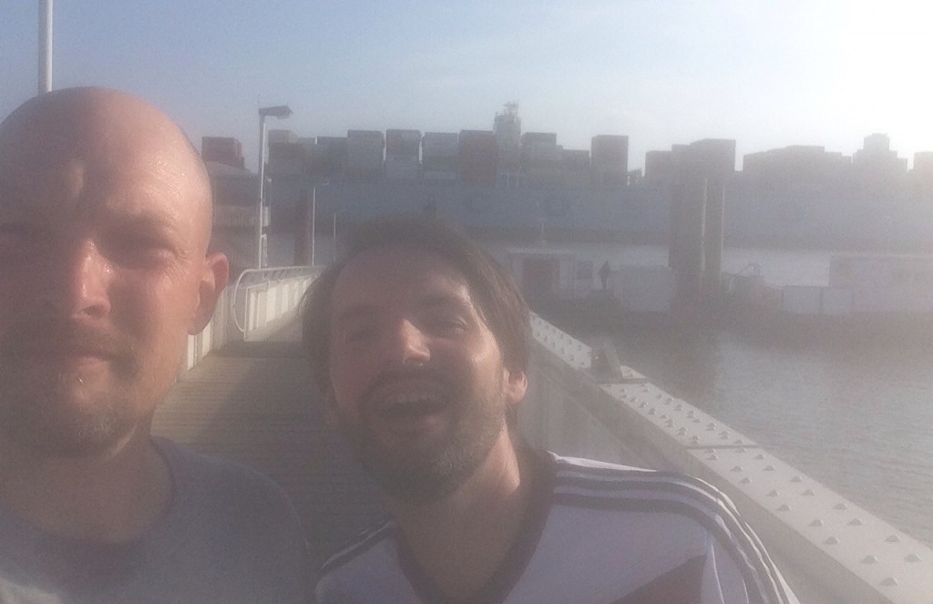Thomas Pletzinger und Saša Stanišić vor beschlagener Kameralinse in Hamburg