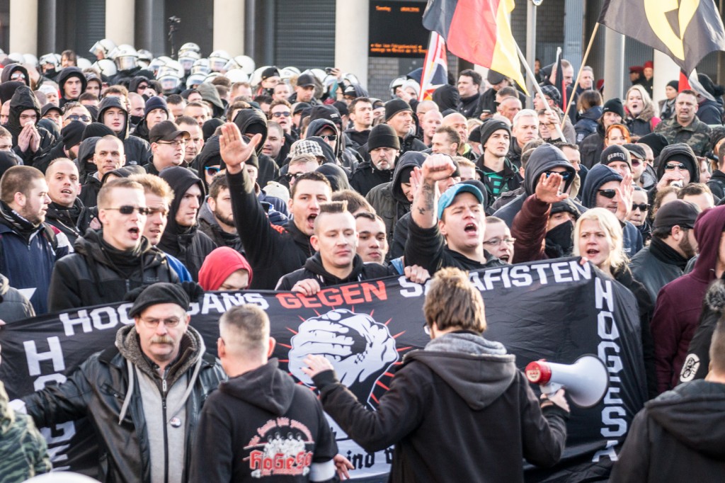 Böller, Flaschen, Hassparolen - Pegida-Aufmarsch in Köln © Danny Marx