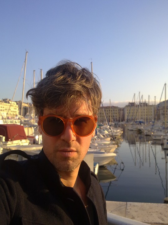 Mathias Modica hat für uns ein Selbstportrait gemacht: Mit Sonnenbrille und ...