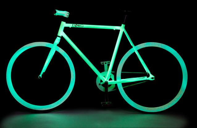 Das weiße Rad leuchtet im Dunkeln Grün© Einzig