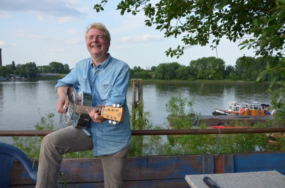 Der Liedermacher Eddy Winkelmann ist nicht nur auf seiner Heimatinsel Wilhelmsburg gefragt.