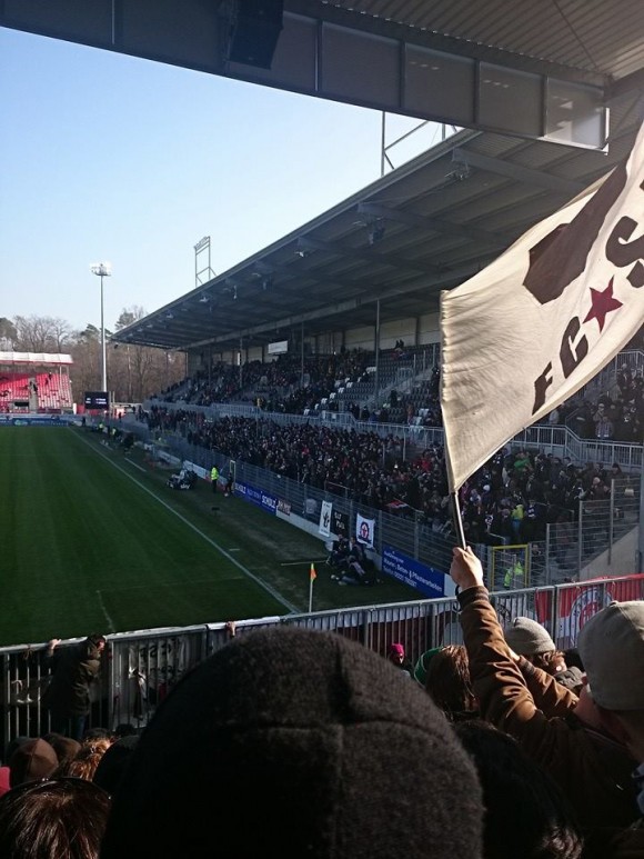 SV Sandhausen gegen den FC St. Pauli, Wintersonne im Hardwaldt Foto: Erik Hauth