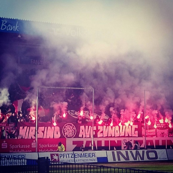Pyroshow von St. Pauli-Fans in Sandhausen Foto: Erik Hauth