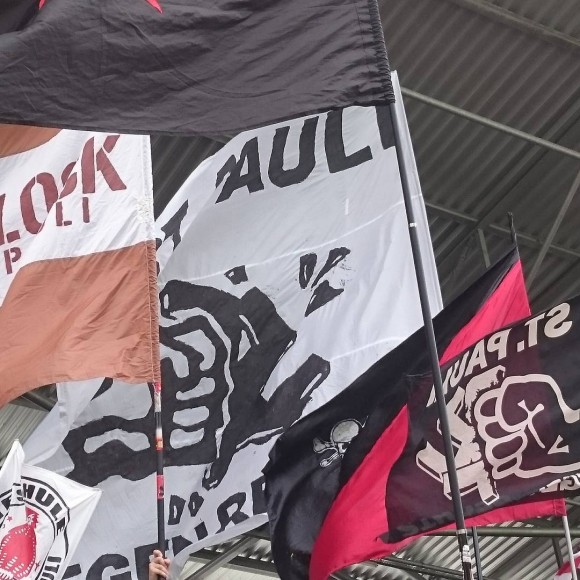 St. Pauli zeigt Flagge. Foto: Erik Hauth