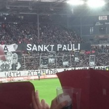 "Sankt Pauli" Banner auf der Südtribüne.