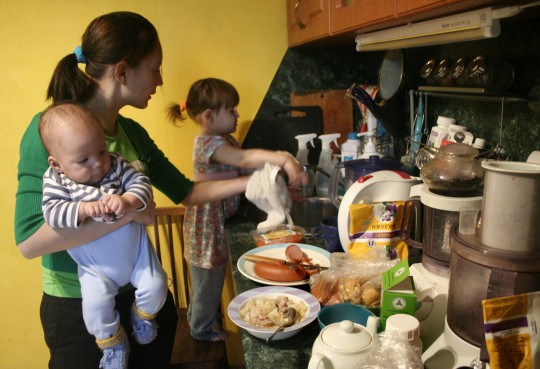 Mama mit Kinder am Herd