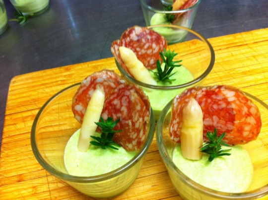 Mousse von Grünem Spargel mit Wiesenlabkraut und Wildschweinsalami