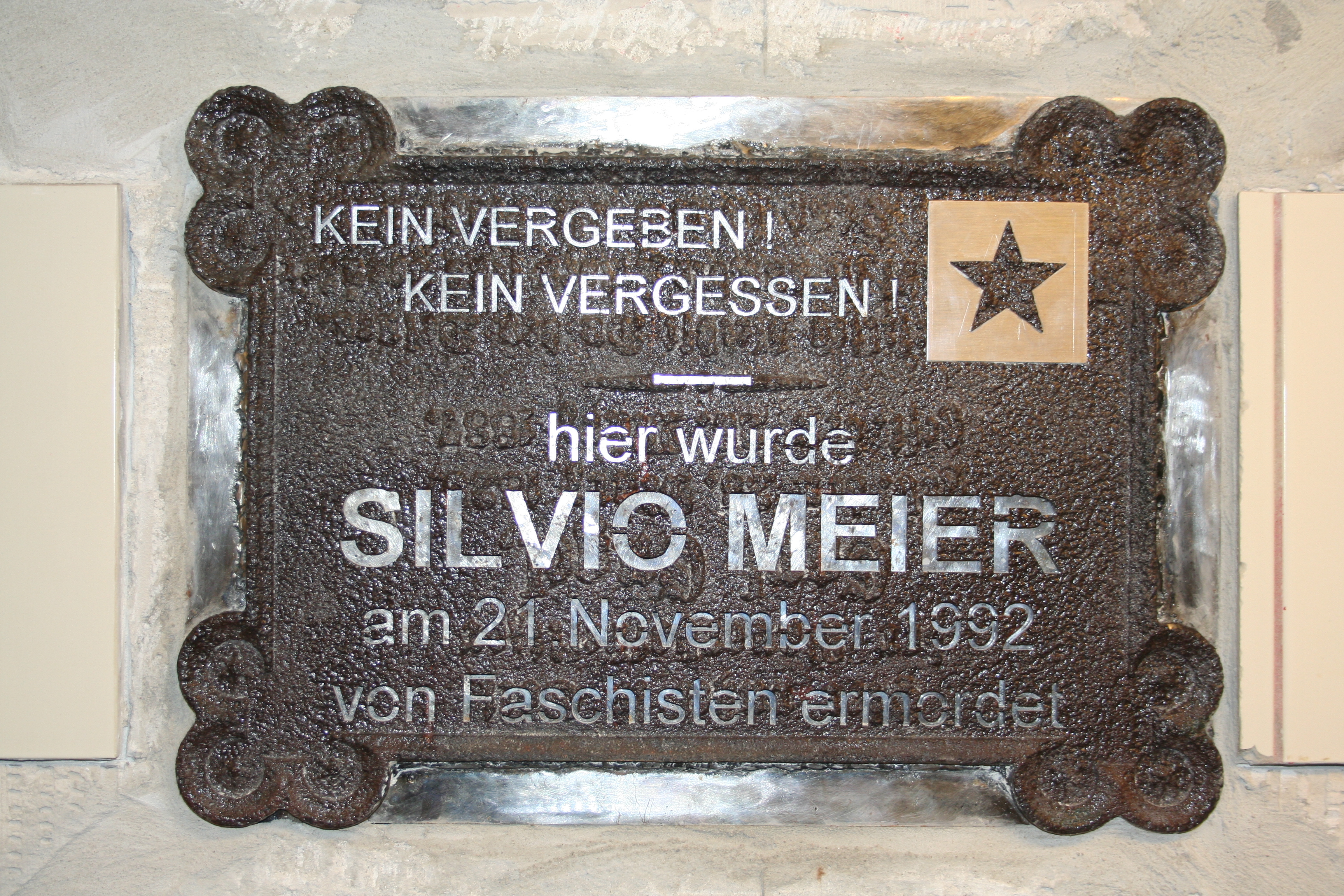 Nazis schänden Gedenktafel für ermordeten Silvio Meier