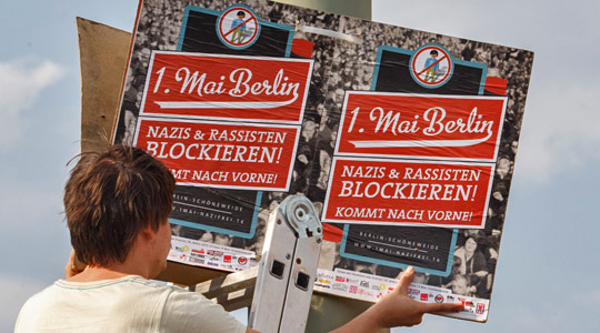 Vorbereitung für den 1. Mai: Plakate werden in Schöneweide angebracht © Theo Schneider