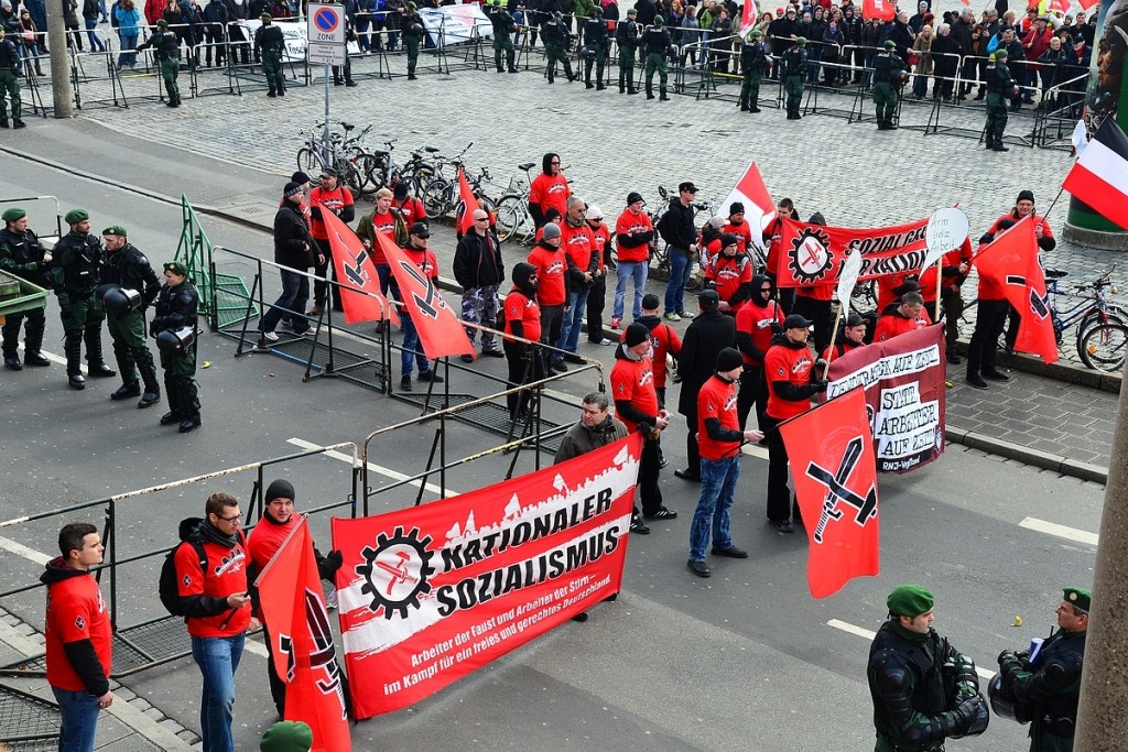 FNS- Kundgebung in Nürnberg, die meisten tragen rote T-Shirts