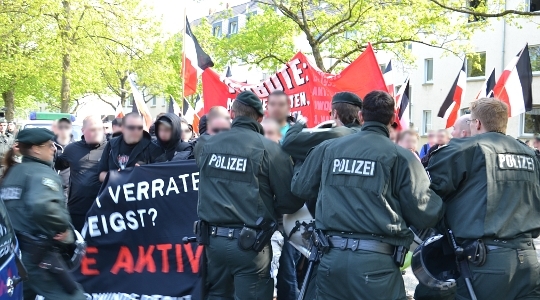 Gewaltbereite Neonazis liefern sich am 1. Mai Auseinandersetzungen mit der Polizei in Dortmund und versuchen Polizeiketten zu durchbrechen (Symbolbild) © Max Bassin