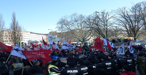 Flüchtlinge und Unterstützer demonstrieren am 23.März 2013 bei Minusgraden in Berlin für die Forderungen der Asylbewerber © Caro Lobig