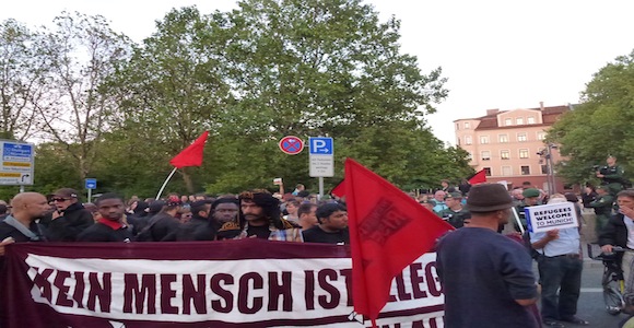 Zweieinhalb Stunden lang riefen Flüchtlinge und Unterstützer während des Marschs durch die Münchner Innenstadt ihre Parolen © Caro Lobig