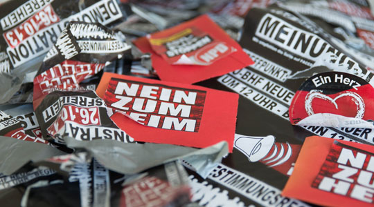60 Teilnehmer eines Putzspaziergangs entfernten rassistische Propaganda in Berlin-Hellersdorf © Florian Boillot