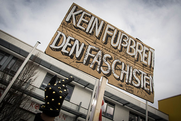 "Kein Fußbreit den Faschisten" forderte am vergangenen Samstag eine Demonstrantin in Berlin-Köpenick © Theo Schneider