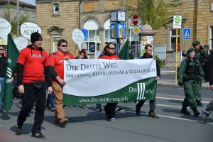 FNS- AktivistInnen tragen ein "Der dritte Weg" Transaprent, links Matthias Fischer ©TM