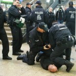 Ein Neonazi wird nach kurzer Randale im Bahnhof Alexanderplatz festgenommen © Theo Schneider