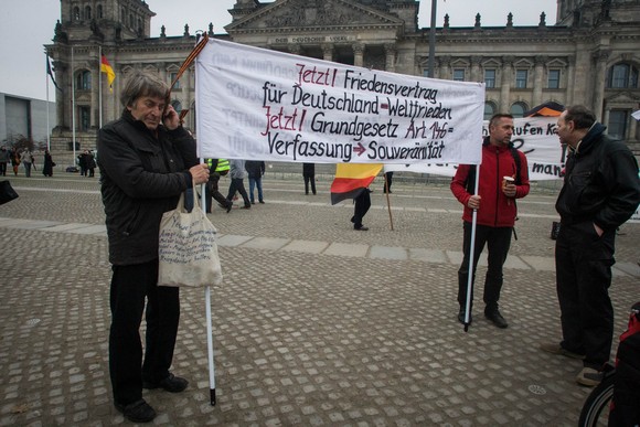Mit kruden Thesen: Vor dem Bundestag versammelten sich Reichsbürger © Theo Schneider