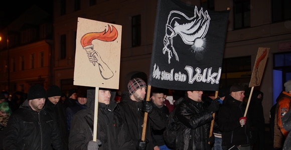Auch die Neonazi-Kampagne "Ein Licht für Deutschland" zeigte auf der Demonstration in Brandenburg/Havel Präsenz. Foto: Anton Lommon