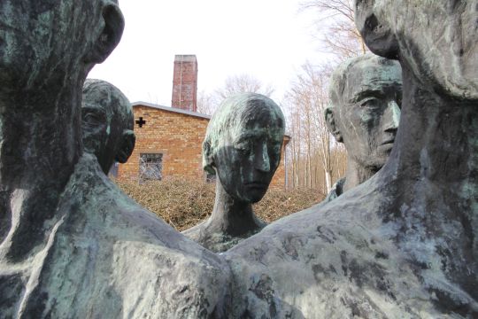 Figurengruppe und Krematorium in der KZ-Gedenkstätte MIttelbau-Dora © Felix M. Steiner