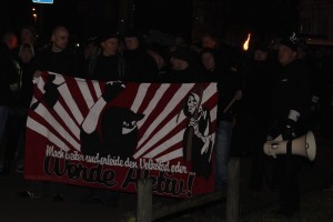 Kreisvorsitzender „Die Rechte Harz“ Ulf Ringleb als Ordner mit Megaphon bei einer Anti-Asyl-Demo in Dessau