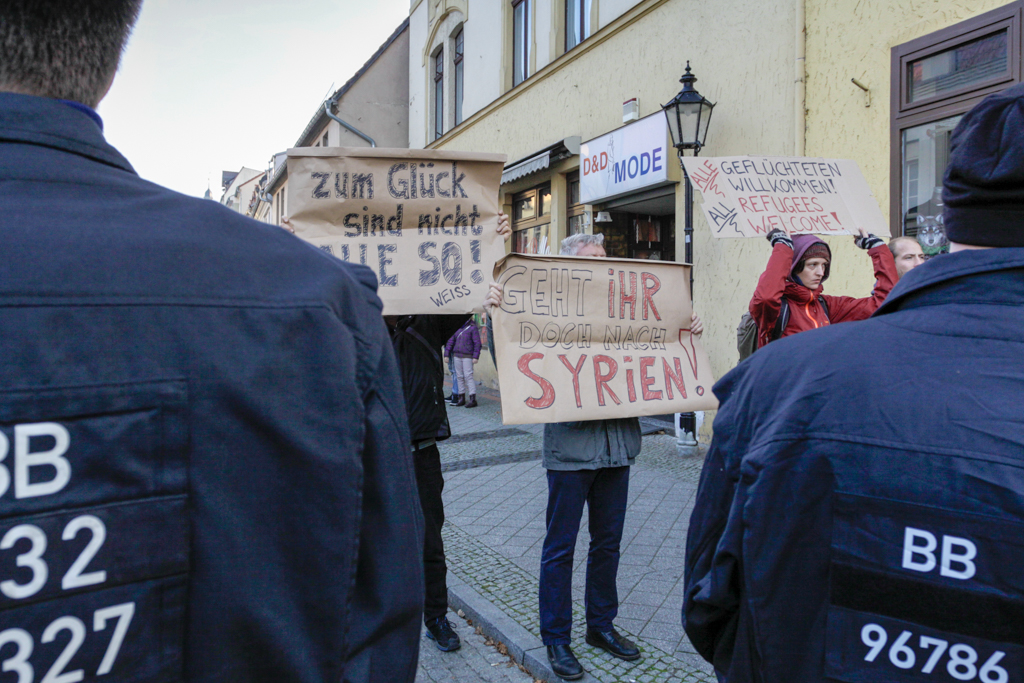 Antifaschistischer Gegenprotest am Rande. Foto: Danny Frank