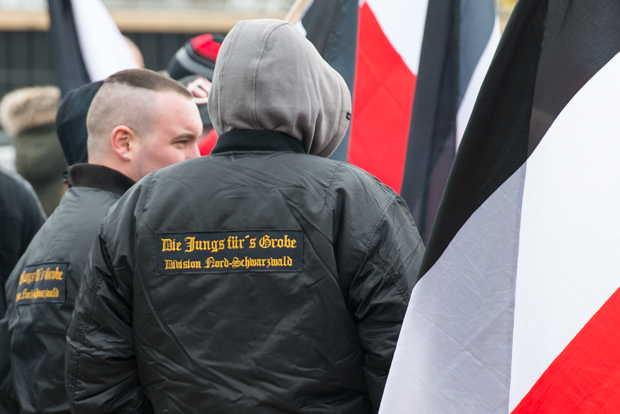 Teilnehmer der rechtsradikalen Kundgebung beim "Tag der Heimattreue" am 19.03.2016 in Bruchsal | © Christian Martischius