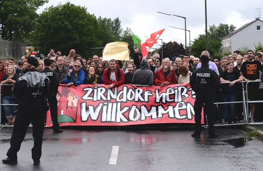 "Zirndorf heißt willkommen" - Das Motto der Gegner © Jonas Miller