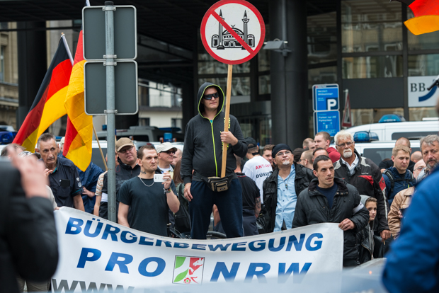 Teilnehmer der Kundgebung der rechtsextremen Splitterpartei "pro NRW" | © Christian Martischius