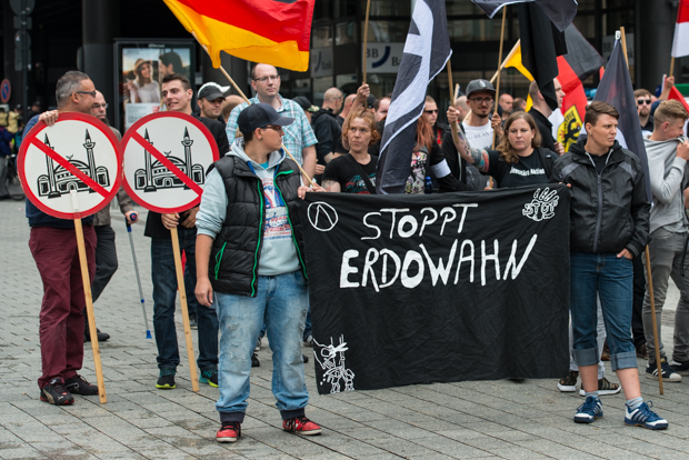Teilnehmer der Kundgebung der rechtsextremen Bewegung "pro NRW" | © Christian Martischius