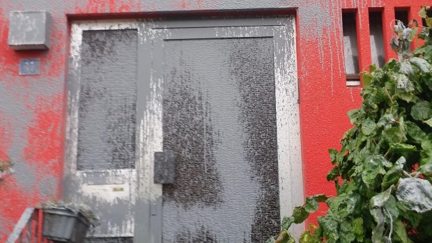 Die beschädigte Eingangstür Foto: Bündnis Nazistopp Nürnberg