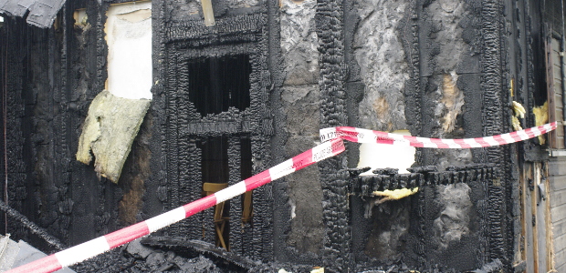 Die ausgebrannte Hütte am Tag nach dem mutmaßlichen Anschlag