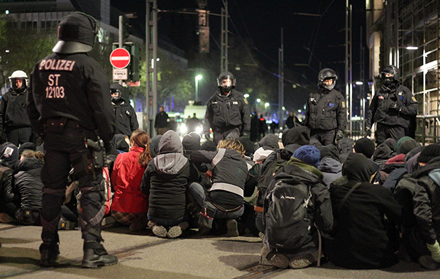 Rechtsextremismus: Gegendemonstranten bilden eine Sitzblockade. © Hardy Krüger