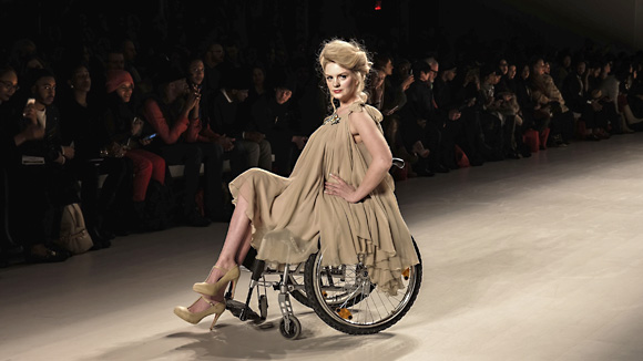 Model im Rollstuhl