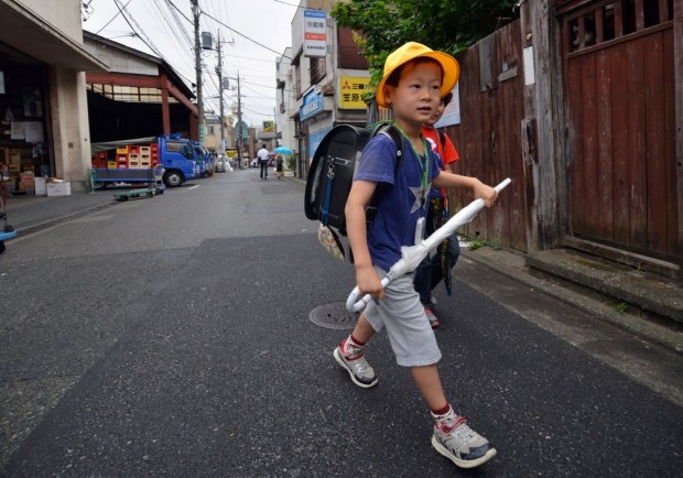 Der sechsjährige Seishi Nishida läuft in Tokio zur Schule. © Yoshikazu Tsuno/AFP/Getty Images