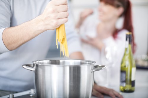 Auch Pasta zuzubereiten will gelernt sein. Foto: © Westend61/Getty Images
