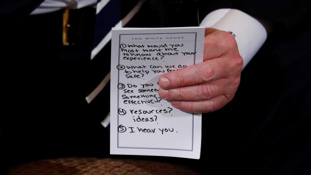 Spickzettel erinnert Donald Trump daran, Empathie zu zeigen