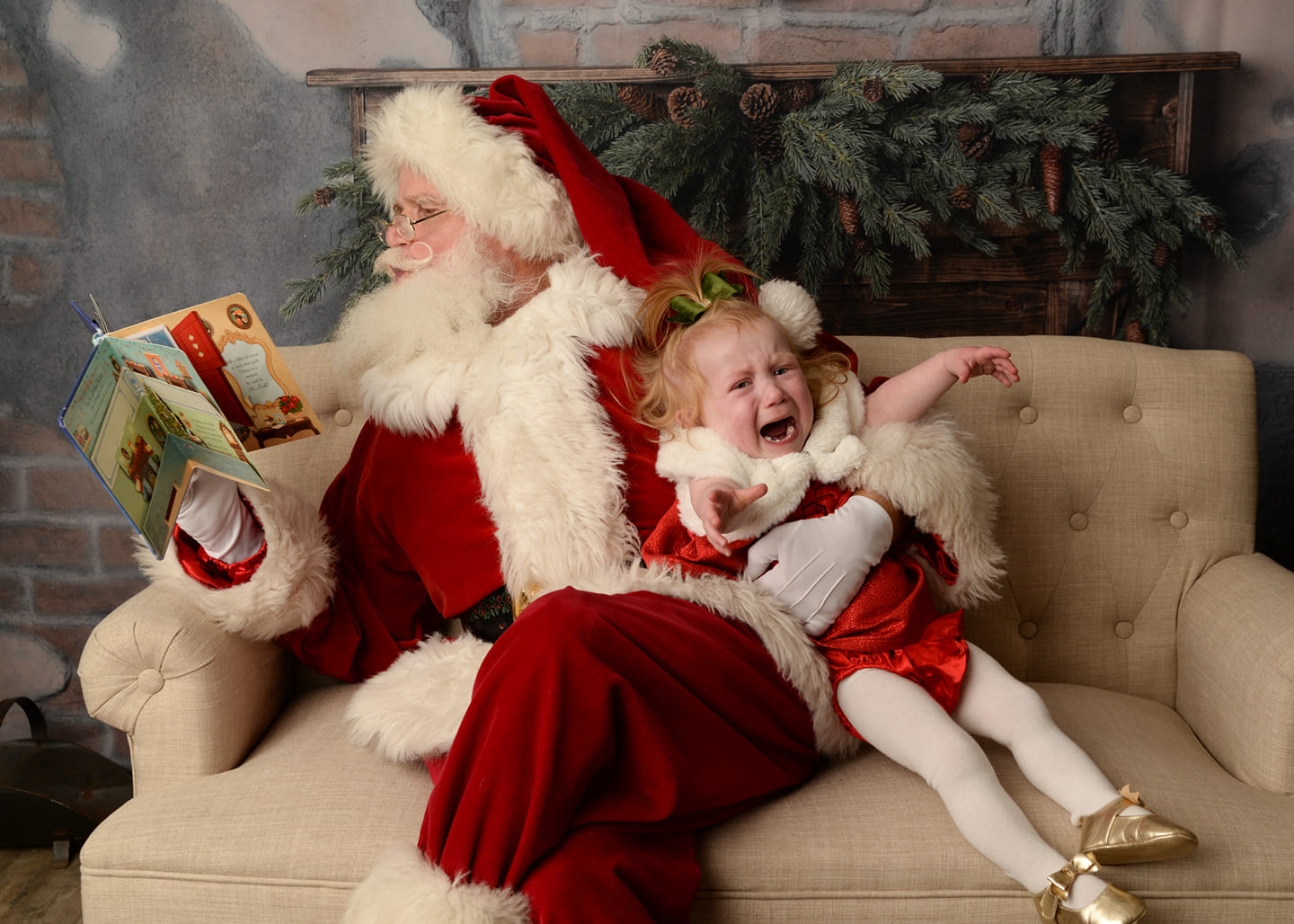 Weihnachtsmann-Fotos: diese Kinder waren gar nicht begeistert.