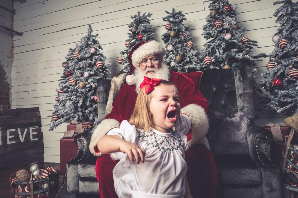 Weihnachtsmann-Fotos: diese Kinder waren gar nicht begeistert.