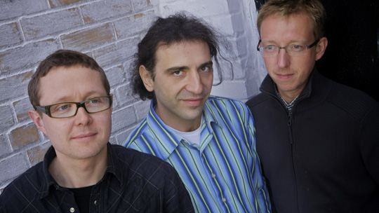 Jesper Bodilsen, Stefano Bollani und Morten Lund (© Robert Lewis/ECM Records)