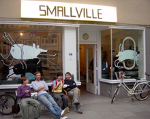 Mal über Musik reden: Vor dem Plattenladen auf St. Pauli (© Smallville)