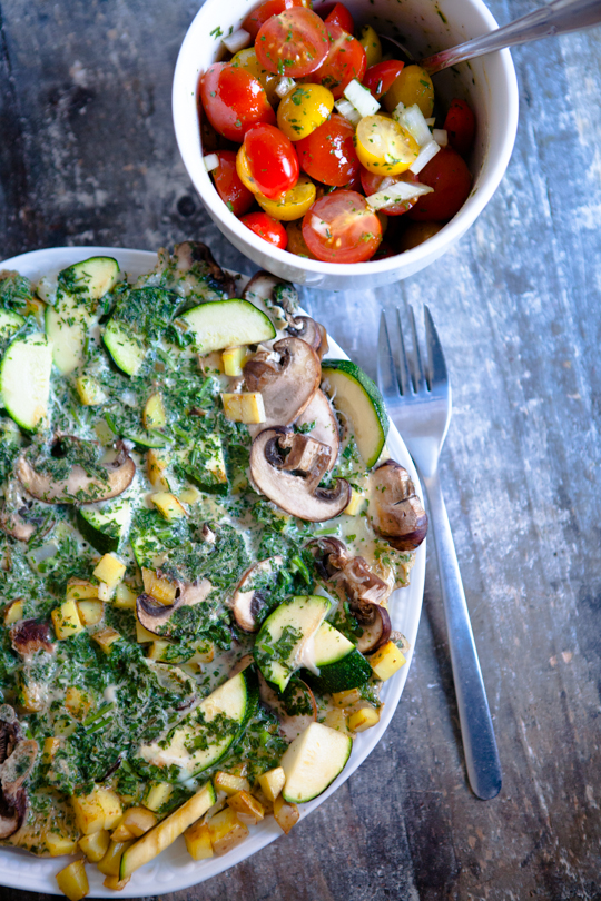 Kräuter-Omelette mit Gemüse und Tomatensalat - Mirja Hoechst - kuechenchaotinDE