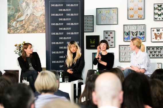 Die Fotografinnen Frederike Helwig, Heji Shin und Hanna Putz im Gespräch mit ZEITmagazin-Redakteurin Elisabeth Raether (von links nach rechts)