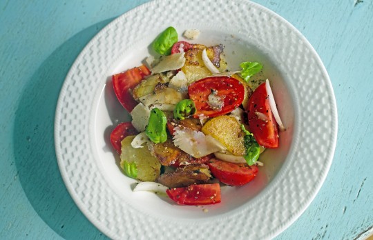 Bratkartoffel-Tomaten-Salat mit gehobelten Parmesan und Basilikum